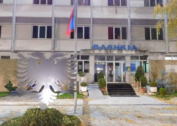 Koronavirusi futet në bashkinë e Pogradecit/ Pozitiv punonjësi, pritet dezinfektimi i ambienteve