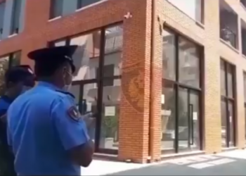 Rama nxjerr videon e policëve në terren: Të prekurit nga COVID-19, s’duhet të thyejnë rregullat e karantinës