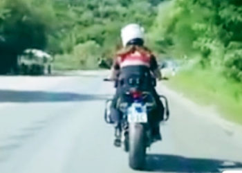 Aksident në Orikum/ Motori i policisë del nga rruga, plagosen dy efektivët