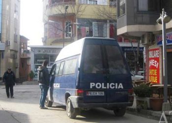 Tropojani me COVID-19 thyen rregullat dhe del nga shtëpia, ndalohet dhe gjobitet nga policia