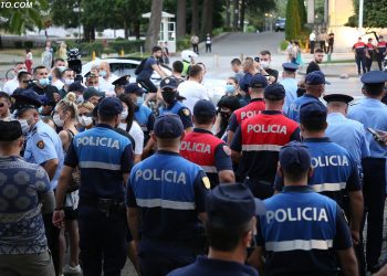 Protesta para Kryeministrisë kundër mbylljes së lokaleve/ Policia: Kemi proceduar 12 persona, u bëmë thirrje…
