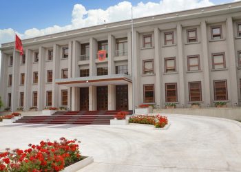Meta dekreton me shpallje 4 ligje, u hartuan me ndihmën e britanikëve