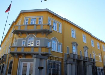 Ministria e Arsimit letër pedagogëve: Kujdes me notat ndaj studentëve, respektoni rekomandimet ndërkombëtare