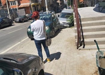 E prekur me koronavirus, deputetja shqiptare thyen rregullin dhe del në rrugë