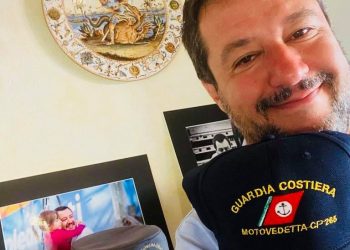 FOTO/ Salvini surprizon ndjekësit, mban në shtëpi qeleshen tradicionale shqiptare me shkrimin “Albania”