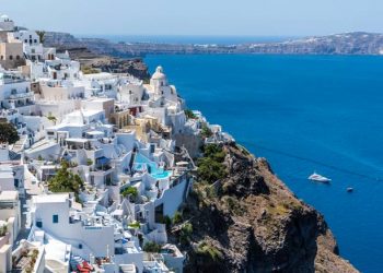 Shënohet rasti i parë me COVID-19 në Santorini, karantinohet në hotel turistja rumune