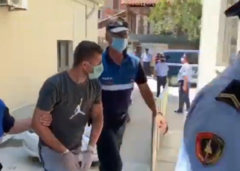 Vrasja për pronën në Patos, Gjykata lë në burg autorin dhe detyrim paraqitje për personat që i rrahën nënën