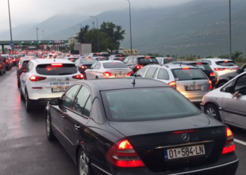 Reshjet e shiut nuk i ndalin pushuesit nga Kosova, në dy orë në Shqipëri kanë hyrë më shumë se 15 mijë qytetarë