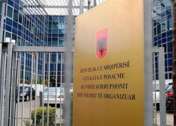 Lëshonin libreza abuzive për bizneset për të përfituar para/ SPAK mësyn te ISHSH dhe Instituti i Higjienës, dy zyrtarë në pranga, 12 të tjerë…