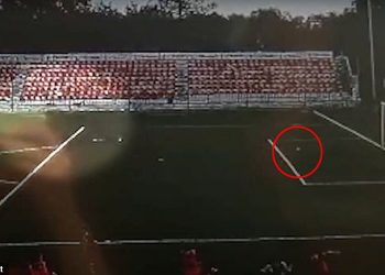 Moment tmerri! Futbollisti goditet nga rrufeja, shkak bëhet varësja në qafë (Video)