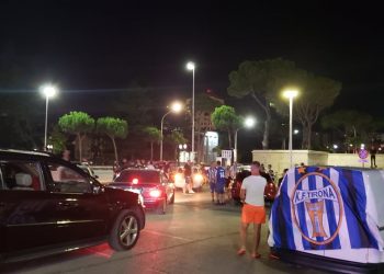VIDEO/ Fitimi i titullit kampion pas 11 vitesh, tifozët e Tiranës “pushtojnë” rrugët e kryeqytetit