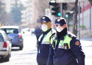 Tropojani me COVID-19 thyen rregullat dhe del nga shtëpia, ndalohet dhe gjobitet nga policia