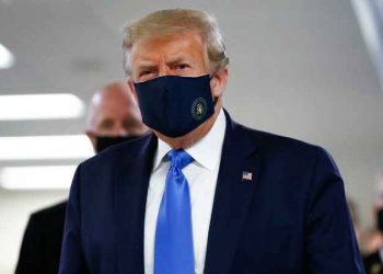 Më në fund, “dorëzohet” Donald Trump, shfaqet për herë të parë me maskë