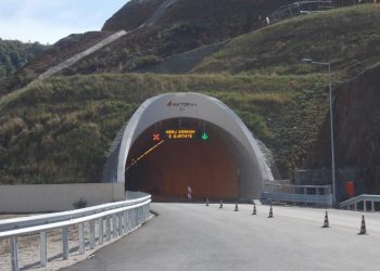 Përfshihet nga flakët një automjet në ecje në afërsi të tunelit Elbasan-Tiranë, ja dyshimet e para