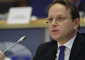 Hapja e negociatave/ Komisioneri për zgjerimin e BE: Prioritet për Shqipërinë sundimi i ligjit, marrëveshja për “Zgjedhoren” ishte arritje
