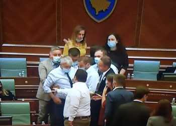 Deputeti iu vërsul Vjosa Osmanit, reagon ashpër SHBA dhe BE: Dënojmë kërcënimin fizik, e papranueshme dhuna ndaj një gruaje