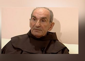 “Demokracia shqiptare me dy diktatorë”… rrëfimi i At Zef Pllumit: Bisedat e Ramiz Alisë me Sabri Godon dhe Namik Hotin