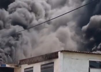 Fier, bie zjarr në një magazinë bojërash te “Azotiku”/ Video nga vendi i ngjarjes
