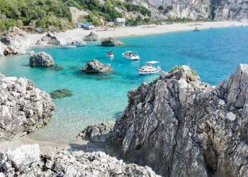 Foto/ Rama promovon një nga gjiret më mahnitëse të Shqipërisë, Gjirin e Krorëzës në Sarandë