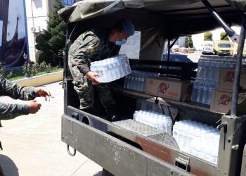 Ushtria nuk braktis qytetarët në Kakavijë, Xhaçka publikon fotot: Shqiptarët shkëlqejnë me solidaritetin e tyre