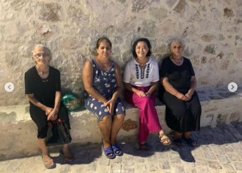 Foto/ “Më pritën me liko dhe liker”, Yuri Kim kalon pasditen në Dhërmi: Një zonjë më mbushi duart me fiq