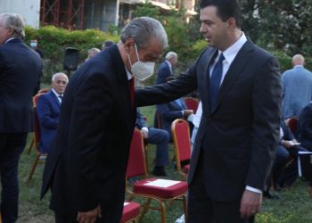 Foto/ “Fronti opozitar” mblidhet për të nderuar socialistin Meidani, Basha bën “paqe” me Topin, Berisha i tmerruar nga COVID
