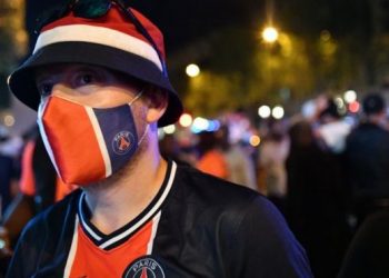 Kur tifozët rrezikojnë jetën… Ndalohet veshja e bluzës së PSG-së