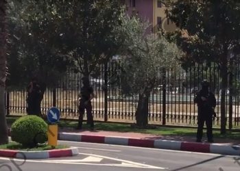 Policë me maskë dhe kallashnikov, Ora News “rrethohet” nga Policia