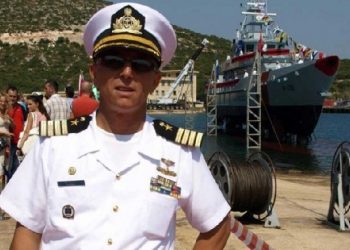 Paradokse/Lirohet nga detyra komandanti i Forcave Detare… prej një ceremonie celebrimi!