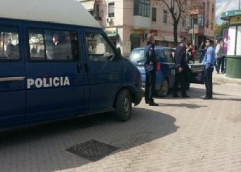 Himarë/Dhunuan punonjësit e policisë, arrestohet 49 vjeçari, në kërkim i vëllai