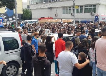 Kosovë/Policia ndërpret grumbullimet e fansave të Mozzik nëpër qytete