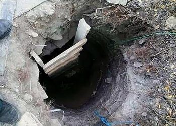 FOTO/ Nëna 51 vjeçare hapi një tunel 10 metra të gjatë për të liruar të birin!