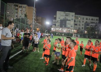 Lapraka me fushë të re sportive, Veliaj: E mbajtëm fjalën, ia kthyem banorëve. Së shpejti përfundojnë dy shkollat e reja