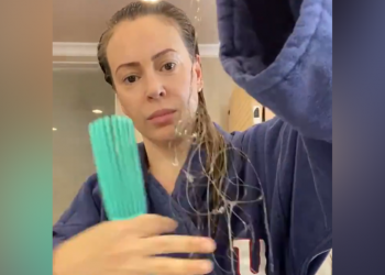 VIDEO shokuese/ Aktorja e njohur e infektuar me koronavirus tregon si po i bien flokët: Mbani një dreq maske!