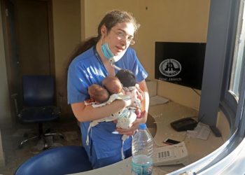 Fotografia që po bën xhiron e rrjetit, heroina që shpëtoi tre foshnja në Bejrut