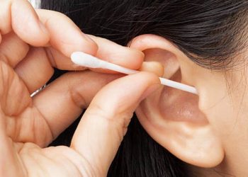 Mos e bëni asnjëherë këtë gabim… Si të pastroni veshët në kushte shtëpie dhe çfarë duhet të shmangni