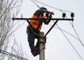 Vlorë/ Po rregullonte linjën e internetit, bie nga shtylla 50 vjeçari