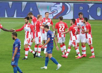 Crvena Zvezda në Tiranë/Serbët duan të hyjnë tek VIP-at, policia: Nuk ka pse!