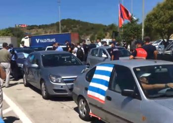 Rinis puna në Kakavijë, kalojnë makinat e para