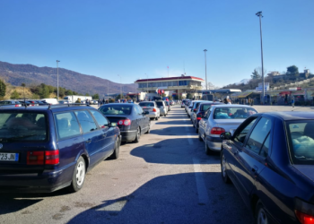 Radha në Kakavijë/ Shqiptarët e gdhinë në makina. Mëngjesi nis me probleme