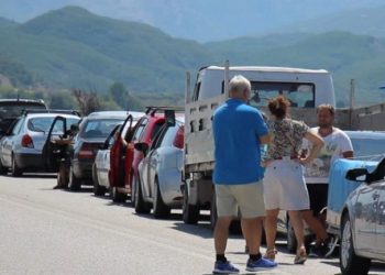 Drejtori i Mbrojtjes Civile zbret në Kakavijë dhe shpërndahen ushqime për qytetarët