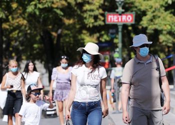 Rastet e reja/ Parisi vesh maskë, mbulimi i fytyrës i detyruar edhe në ajër të hapur