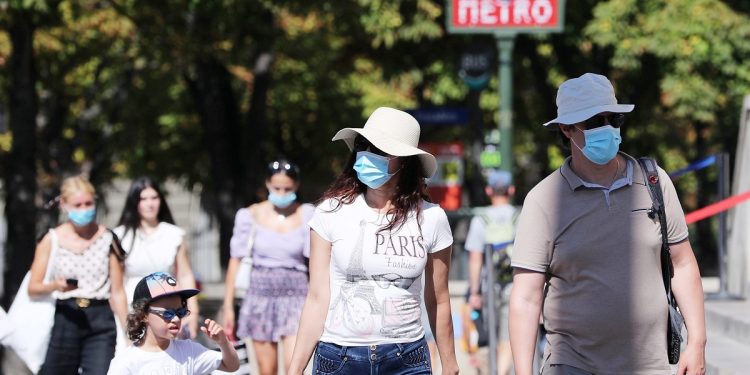 (200808) -- PARIS, Aug. 8, 2020 (Xinhua) -- People wearing face masks walk on a street in Paris, France, Aug. 7, 2020.
  France on Friday reported 2,288 new coronavirus cases in the last 24 hours, the biggest daily spike since the end of April. 
  In the past week, France registered more than 9,330 new infections, bringing the country's total number of confirmed COVID-19 cases to 197,921, according to the health ministry. (Xinhua/Gao Jing)