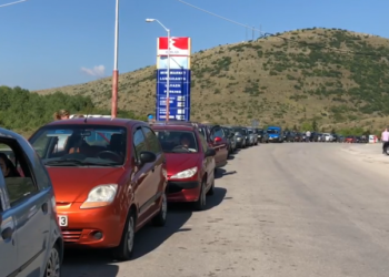 Sërish radhë kilometrike në Kapshticë, por vetëm 300 persona do kalojnë për në Greqi