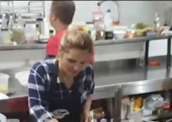 VIDEO/ Monika Kryemadhi përvesh mëngët në kampin e LRI, pasi gatoi hasude jep “leksion” si lahen enët