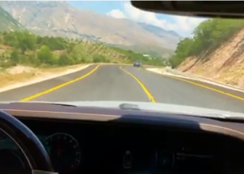 VIDEO/ Me këngën e Michael Jackson në makinë, Rama inspekton punimet e rrugës Kardhiq-Delvinë