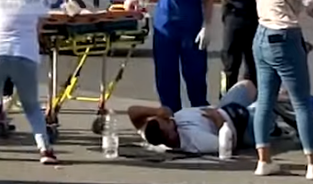 Aksident tek sheshi “Nënë Tereza”/ Makina përplas një motor picash, drejtuesi dërgohet në spital