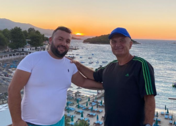 I skuqur nga dielli dhe me kapele blu, Meta publikon foton nga pushimet në Ksamil