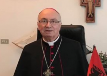 “Çdo ditë infektohen mbi njëqind veta”, Imzot George Frendo thirrje politikës: Më shumë kujdes për shëndetin e popullit