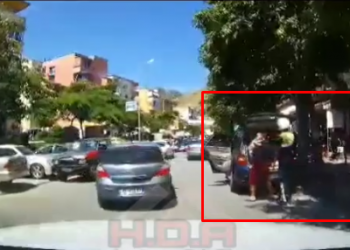 Pogradec/ Po ecte me makinë teksa fëmijën e kishte futur në bagazh, ja çfarë i bën polici